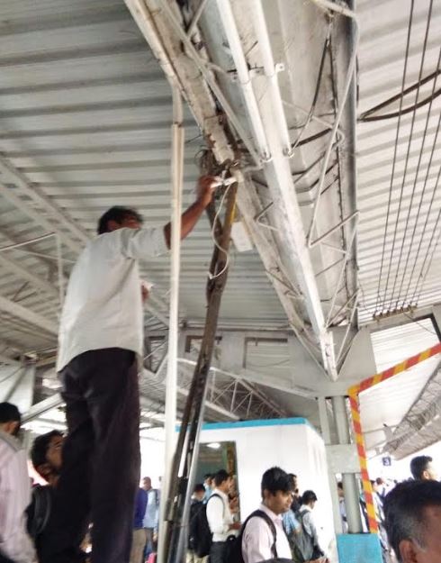 वसई-विरारमध्ये बत्ती गुल, मोबाईल चार्ज करण्यासाठी स्टेशनवर झुंबड