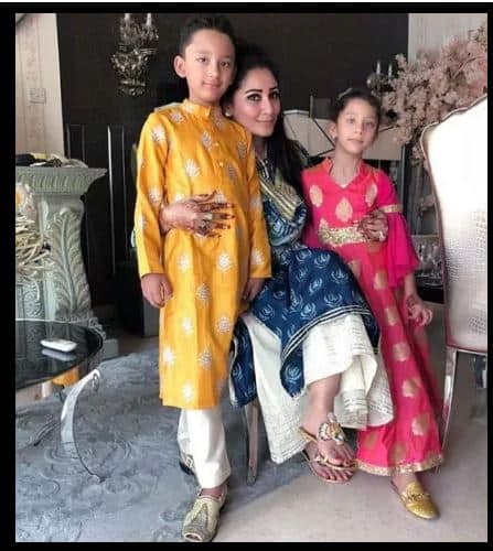 मान्यताचं सोशल मीडिया अकाऊंट तिचे फोटो आणि फॅमिली फोटोंनी भरलं आहे. (Photo: maanayata)