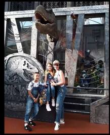 मान्यता दत्त मुलांसह सिंगापूरमध्ये, सोशल मीडियावर फोटो शेअर