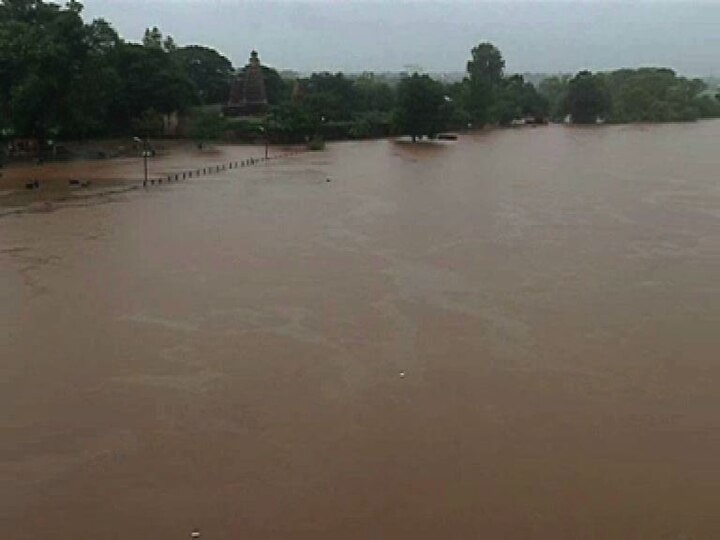 गुरुवारी सकाळी आठ वाजेपर्यंत गेल्या 24 तासांत सरासरी 37.15 मि.मी. पावसाची नोंद झाली. गगनबावड्यात अतिवृष्टी झाली. तिथे 91 मि.मी. पावसाची नोंद झाली. शाहूवाडीत 57 मि.मी., भुदरगडमध्ये 55 मि.मी., राधानगरीत 47 मि.मी., चंदगडमध्ये 37 मि.मी., पन्हाळ्यात 32 मि.मी., गडहिंग्लजमध्ये 23 मि.मी., कागलमध्ये 21 मि.मी., करवीरमध्ये 19 मि.मी., हातकणंगलेत 5 मि.मी., तर शिरोळमध्ये 4 मि.मी.पावसाची नोंद झाली.