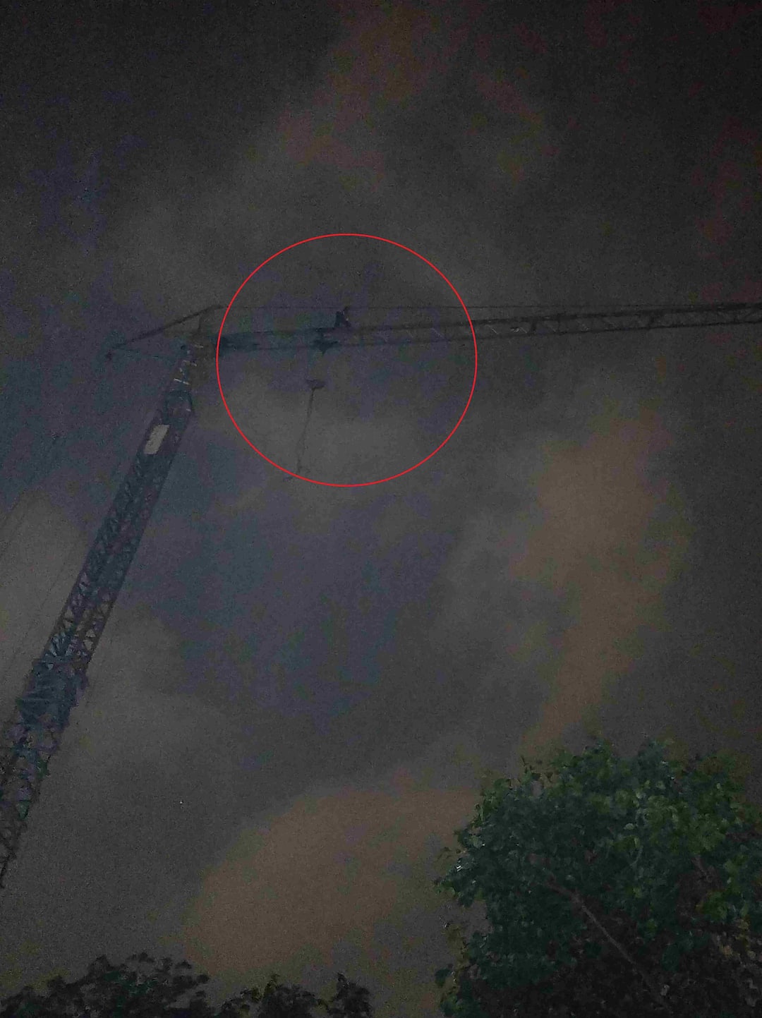 man climbs on crane for cigarette 76 फूट क्रेनवर चढून सिगरेटसाठी राडा, सिगरेट कशीबशी वर पाठवल्यावर तरुण म्हणतो...