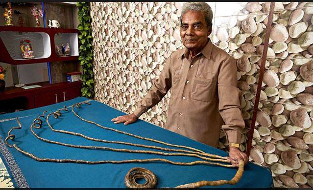 1952 मध्ये श्रीधर यांच्याकडून एका शिक्षकाचं लांब नख चुकून तुटलं. त्यामुळे त्यांना शिक्षकाचा ओरडा खावा लागला होता. 'तुला तुटलेल्या नखाची किंमत कधीच समजणार नाही, कारण तुझी कशासोबतही बांधिलकी नाही.' त्यामुळे श्रीधर यांनी आव्हान म्हणून स्वत:ची नखं वाढवायचा निर्णय घेतला.