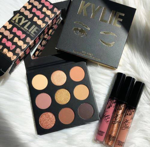 'कायली कॉस्मेटिक्स' नावाच्या सौंदर्यप्रसाधन कंपनीची ती मालक आहे.