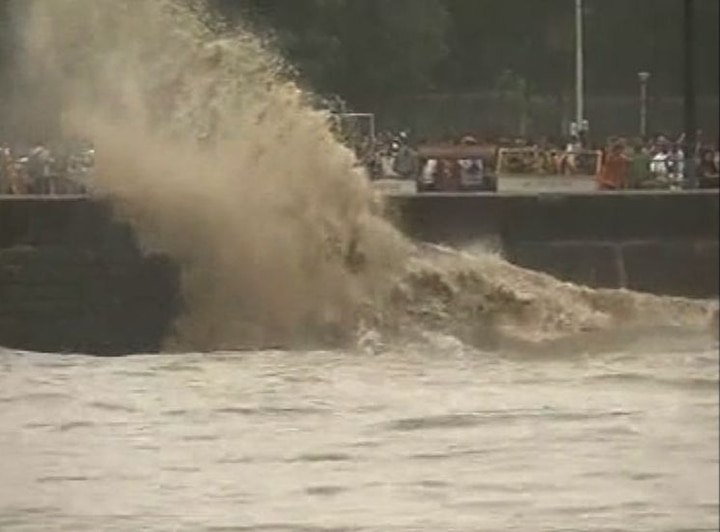 high tide expected in mumbai today, heavy rain may distrupt thane, raigad latest update मुंबईत आज हाय टाईड, ठाणे-रायगडमध्ये अतिवृष्टीचा इशारा