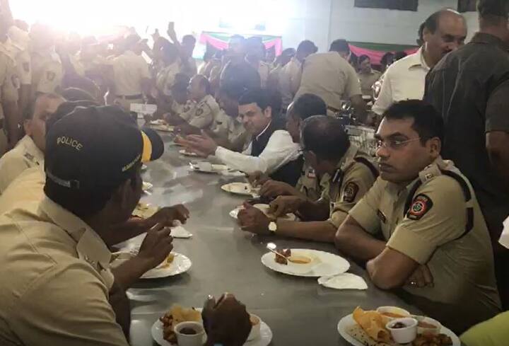 पोलीस कुटुंबीयांसाठी अनेक कल्याणकारी योजना आणल्या असून नवीन 50 हजार घरांचं बांधकाम सुरु असल्याची माहिती मुख्यमंत्र्यांनी यावेळी दिली. 