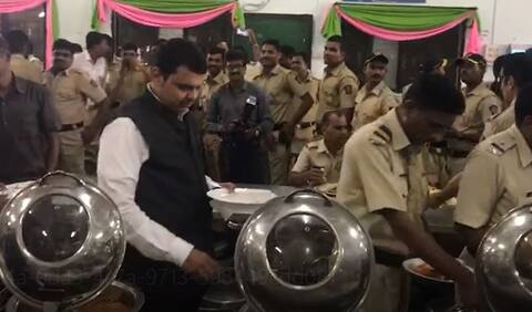 मुख्यमंत्र्यांचं पोलिसांसोबत जेवण, गप्पा आणि बरंच काही... मुख्यमंत्र्यांचं पोलिसांसोबत जेवण, गप्पा आणि बरंच काही...