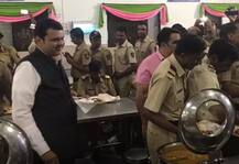 मुख्यमंत्र्यांचं पोलिसांसोबत जेवण, गप्पा आणि बरंच काही...