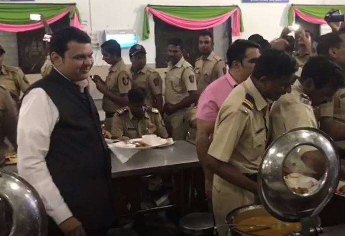 मुख्यमंत्र्यांनी रांगेत उभं राहून ताट हातात घेऊन स्वत: जेवण वाढून घेतलं.