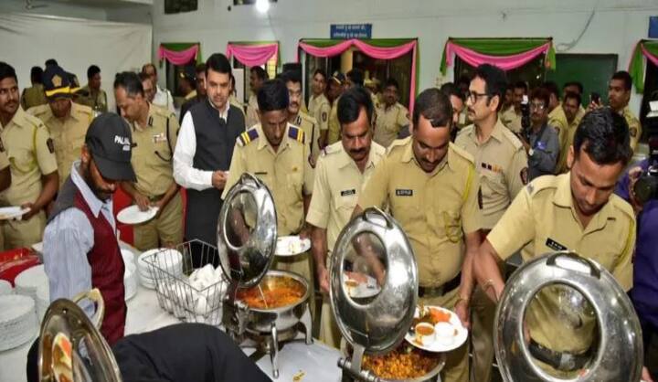 मुख्यमंत्री देवेंद्र फडणवीस यांनी नागपुरात पोलीस कॅम्पला भेट दिली त्यावेळी त्यांनी पोलिसांसोबत जेवण केलं.