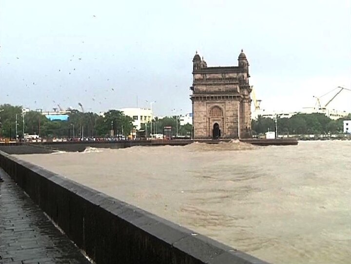 येत्या 24 तासात मुंबईसह कोकणात मुसळधार पावसाचा इशारा देण्यात आला आहे.