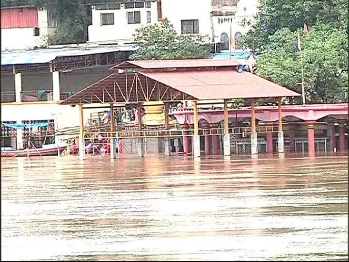 शिरोळ तालुक्यातील नृसिंहवाडीच्या दत्त मंदिरात पाणी शिरलं आहे. नदीकाठच्या गावांनाही यामुळं सतर्कतेचा इशारा देण्यात आला आहे.