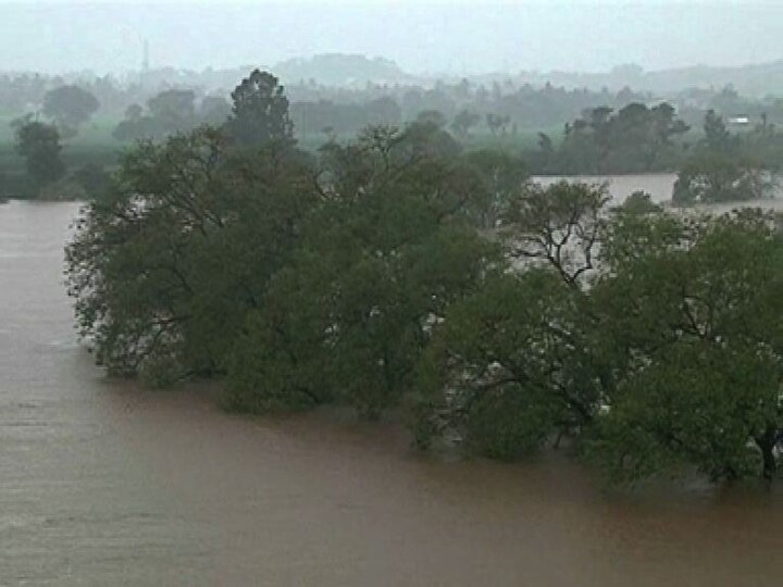 जिल्हयात 16 घरांची पडझड झाली आहे. तर 65 बंधारे पाण्याखाली गेले आहेत. शिवाय 5 राज्यमार्ग आणि 16 जिल्हामार्गांवर पाणी आलं आहे. या मार्गावरील वाहतूक वळवली आहे. या मार्गावरील गावांचा संपर्क तुटलेला नाही, पर्यायी मार्गावरुन वाहतूक सुरु आहे.