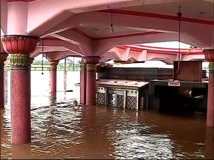 बहुतेक सर्वच नद्यांचे पाणी पात्राबाहेर पडल्याने जिल्ह्याच्या अनेक भागात पूरस्थिती निर्माण झाली आहे. पंचगंगा नदीलाही पूर आला आहे. दरम्यान राधानगरी धरणातून 1600 क्युसेक विसर्ग सुरू आहे.