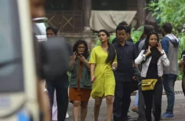मुंबईत प्रियाचा मूड काहीसा खराब होता. त्यामुळेच तिने फोटोसाठी पोज देण्यास नकार दिला. (फोटो : मानव मंगलानी)