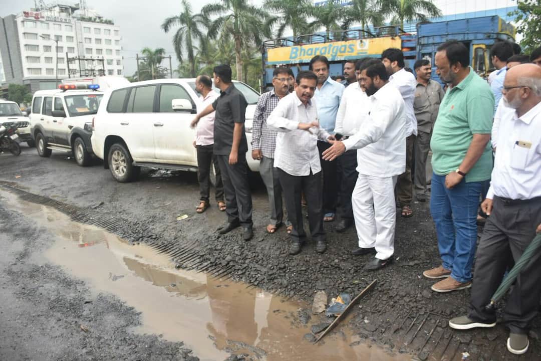 एकनाथ शिंदेंकडून सायन-पनवेल हायवेवरील खड्ड्यांची पाहणी PWD minister visits Sion Panvel High way to see potholes एकनाथ शिंदेंकडून सायन-पनवेल हायवेवरील खड्ड्यांची पाहणी
