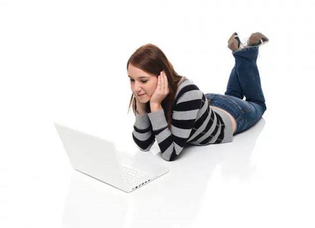 पुरुष हे पोर्नोग्राफीकडे जास्त प्रमाणात आकर्षित होतात, असा आपल्याकडे समज आहे. पण पुरुषांपेक्षा महिलांनाच पोर्नोग्राफीचं जास्त आकर्षण आहे, असं एका सर्वेक्षणातून समोर आलं आहे. (फोटो सौजन्य: गुगल)