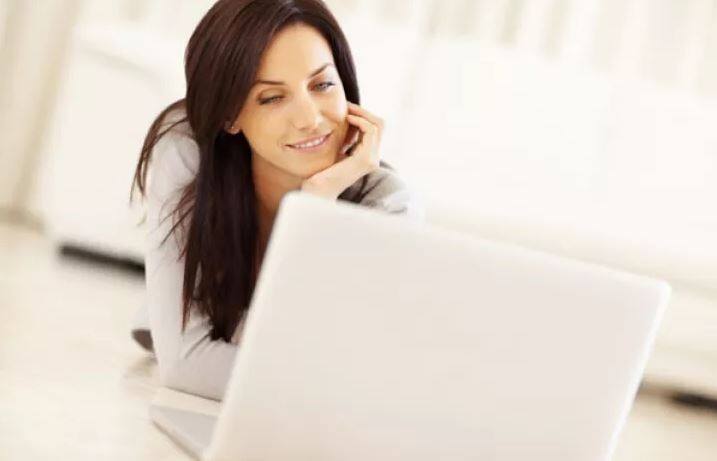 उत्तेजन देणारे फोटो बघायला आवडतात असं, सर्वेक्षणातील 37 टक्के महिलांनी मान्य केलं आहे. तर 50 पैकी एका महिलेला कामावेळी अडल्ट कॉन्टेन्ट पाहायला आवडतो. (फोटो सौजन्य: गुगल)