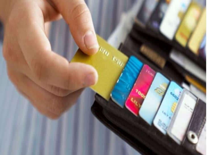 Charges on debit card तुम्ही तुमच्या डेबिट कार्डवर किती चार्ज देता?