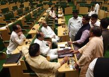 विरोधकांचा रात्री दीड वाजेपर्यंत विधानसभेत ठिय्या