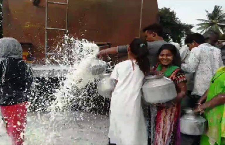Second day of milk agitation latest update LIVE : दूध आंदोलनाचा दुसरा दिवस, पुण्यात दुधाचा तुटवडा!