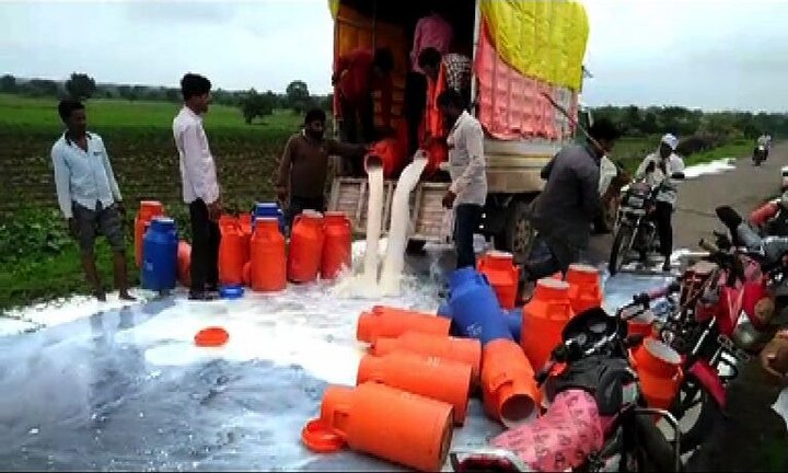 राज्यात दुसऱ्या दिवशीही ठिकठिकाणी स्वाभिमानी शेतकरी संघटनेने दुधाच्या गाड्या रोखणं सुरु ठेवलं आहे. बीड जिल्ह्यातल्या पाली गावात दुधाचा टँकर फोडण्यात आला. ज्याप्रमाणे एखाद्या पाण्याच्या टँकरमधून पाणी सोडलं जातं, त्याप्रमाणे इथल्या टँकरमधून दूध सोडलं गेलं.