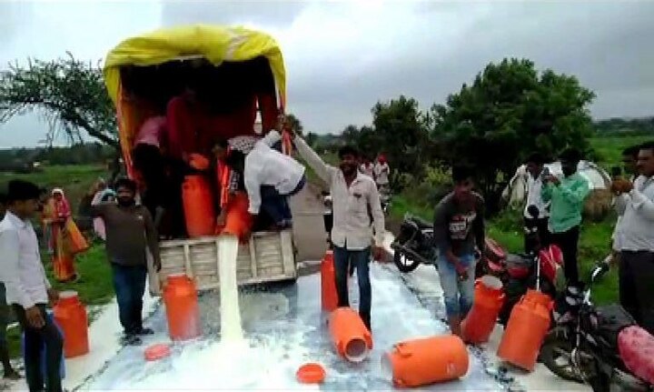 जालन्याच्या पासोडी शिंदी गावात दुधाच्या गाड्या अडवून दूध रस्त्यांवर सांडण्यात आलं. जाफराबादवरुन बुलडाण्याच्या दिशेने दुधाच्या गाड्या जात होत्या. तर सांगलीतल्या कडेगावमधल्या आसदमध्ये दूध उत्पादक शेतकऱ्यांना दुधाचा अभिषेक घालून निषेध नोंदवण्यात आला. त्यानंतर दूध उत्पादकांनी एकत्र येऊन रस्त्यावर दूध ओतून दिलं.