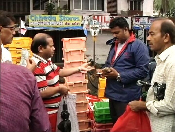 स्वाभिमानी शेतकरी संघटनेच्या दूध आंदोलनाचे पडसाद संपूर्ण महाराष्ट्रात पाहायला मिळत आहेत. मुंबई आणि इतर शहरांचा दूध पुरवठा रोखून आपल्या मागण्या मान्य करून घेणे हा स्वाभिमानी संघटनेच्या आंदोलनाचा मुख्य हेतू होता. मात्र स्वाभिमानीच्या आंदोलनाचा हेतू साध्य होताना दिसत नाही. कारण मुंबईचा दूध पुरवठा आंदोलनाच्या दुसऱ्या दिवशीही सुरळीत सुरु आहे.