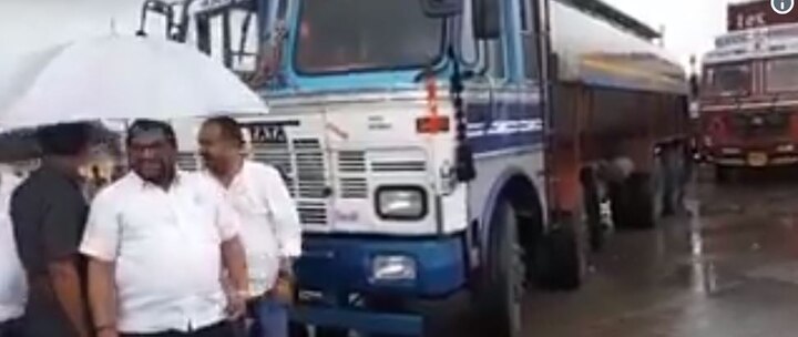 पालघरमध्ये स्वाभिमानी शेतकरी संघटनेच्या कार्यकर्त्यांनी गुजरातकडून मुंबईकडे जाणारे दुधाचे टँकर दापचरी इथे अडवले असून खासदार राजू शेट्टी आंदोलनस्थळी उपस्थित होते.