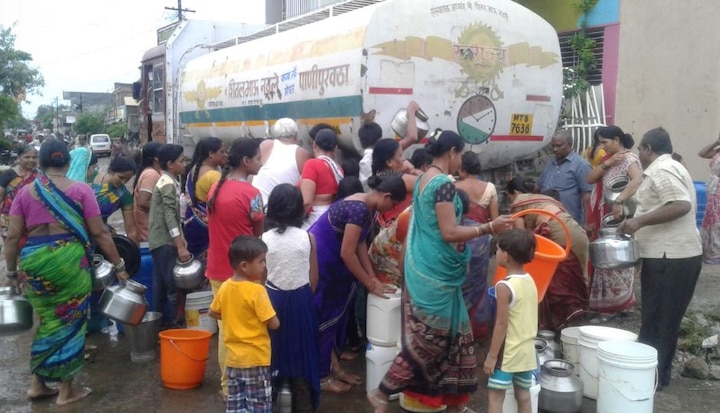 water crises in dhule district  धुळ्यात भर पावसाळ्यात पाणीबाणीची स्थिती