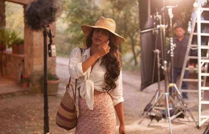 अमेरिकन टीव्ही शो 'क्वाँटिको'साठी प्रियांकाला 'पिपल्स चॉइस' पुरस्कार मिळाला आहे. 'क्वाँटिको'नंतर प्रियांकाने 'बेवॉच' या पहिला हॉलिवूड चित्रपटात काम केले.