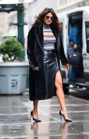 प्रियांकाला सर्वोत्कृष्ट अभिनेत्रीचा राष्ट्रीय पुरस्कार तर फिल्मफेअर पुरस्कारही मिळाले आहे. तिने आपल्या अभिनयाच्या जोरावर 15 वर्षांत हॉलिवूडपर्यंत मजल मारली.