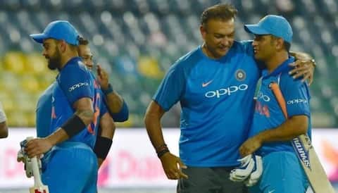 ...म्हणून धोनीने पंचांकडून चेंडू घेतला : रवी शास्त्री ...म्हणून धोनीने पंचांकडून चेंडू घेतला : रवी शास्त्री