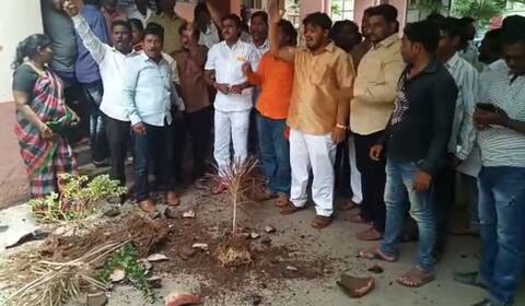 युवक कांग्रेसच्या कार्यकर्त्यांचा राडा, सोलापूर काँग्रेसभवनाची तोडफोड युवक कांग्रेसच्या कार्यकर्त्यांचा राडा, सोलापूर काँग्रेसभवनाची तोडफोड