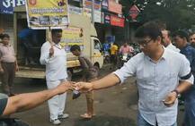 पेन किलर गोळ्यांचं वाटप करुन खड्ड्यांविरोधात आंदोलन