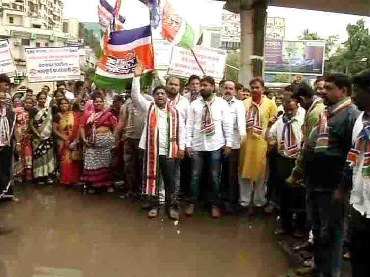 MNS protest against potholes in Mumbai खड्ड्यांविरोधात आंदोलन, मनसेची महापौर, आयुक्तांना प्रतिकात्मक श्रद्धांजली