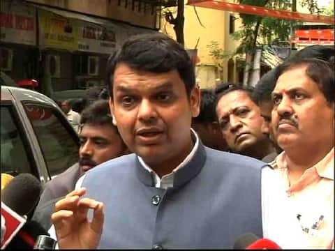 माझ्यावर दगडफेक करुन आरक्षण मिळत असेल तर मी तयार आहे : मुख्यमंत्री माझ्यावर दगडफेक करुन आरक्षण मिळत असेल तर मी तयार आहे : मुख्यमंत्री