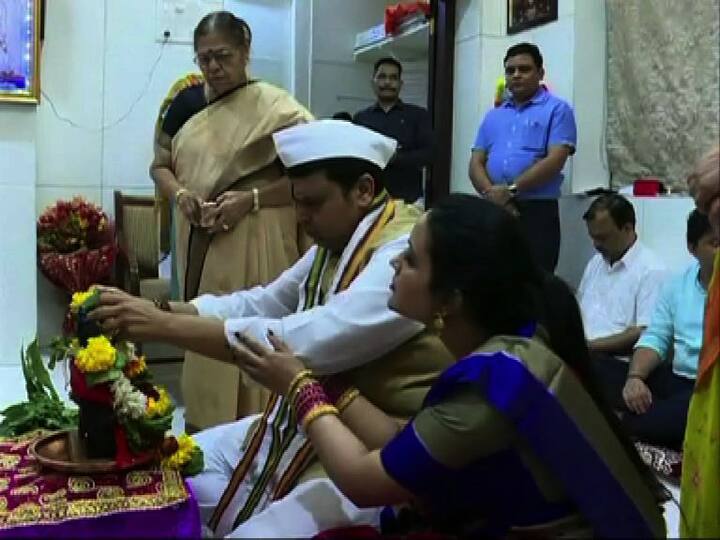 पंढरपुरात विठ्ठलाची महापूजा सुरु असतानाच इकडे मुंबईत मुख्यमंत्री देवेंद्र फडणवीस यांनी वर्षा या शासकीय निवासस्थानी विठ्ठलाची सपत्नीक पूजा केली. मराठा आरक्षणाच्या मागणीवरुन काही आंदोलकांनी मुख्यमंत्र्यांना पंढरपुरात येण्यास विरोध केला होता. त्या पार्श्वभूमीवर मुख्यमंत्र्यांनी पंढरपुरात जाण्याचं टाळलं. विठ्ठलाच्या कृपेनंच आपण हेलिकॉप्टर अपघातातून बचावल्याचं ट्विटही मुख्यमंत्री देवेंद्र फडणवीस यांनी केलं आहे.