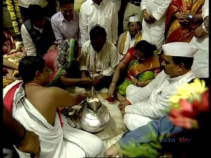 पंढरपुरात पहाटे साडेतीन वाजण्याच्या सुमारास विठूरायाची शासकीय महापूजा पार पडली. मुख्यमंत्र्यांच्या अनुपस्थितीत यंदा पूजेचा मान हिंगोलीच्या जाधव दाम्पत्याला मिळाला. अनिल जाधव आणि वर्षा जाधव यांनी विठ्ठल आणि रुक्मिणीची महापूजा केली. जाधव दाम्पत्य हे शेणगाव तालुक्यातील भगवती गावचे रहिवासी आहेत.