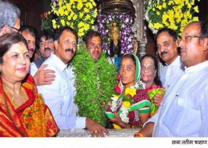 महापूजेवेळी जलसंपदामंत्री गिरिश महाजन, परिवहनमंत्री दिवाकर रावते, दुग्धविकास मंत्री महादेव जानकर यांच्यासह शिवसेनेचे खासदार अनिल देसाई उपस्थित होते.