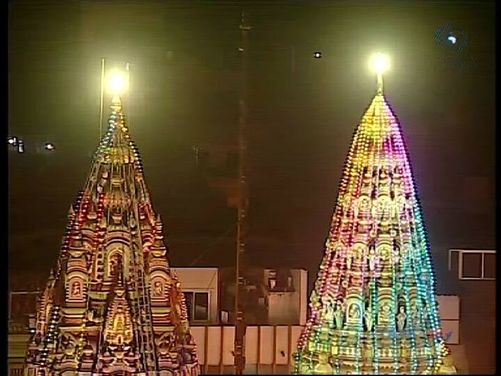 दरम्यान, पंढरपूरच्या विठ्ठल मंदिराला आषाढी एकादशीच्या निमित्ताने खास रोषणाई करण्यात आली होती. या दिव्यांच्या रोषणाईने परिसर अक्षरश: उजळून निघाला होता.