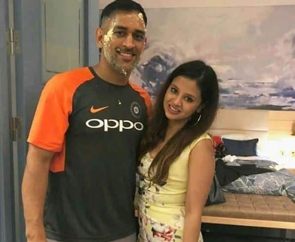टीम इंडियाचा यष्टिरक्षक फलंदाज आणि माजी कर्णधार महेंद्रसिंह धोनीही कुटुंबासह भारतात परतला.