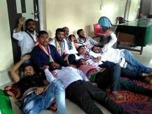 सरकारी कार्यालयात झोपा काढत मनसेचं खड्ड्यांविरोधात अनोखं आंदोलन
