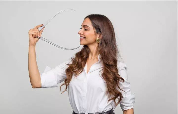 दीपिकाने ओम शांती ओम या चित्रपटातून बॉलिवूडमधील तिच्या कारकिर्दिला सुरुवात केली होती.