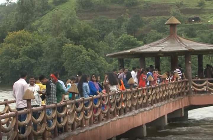रंधा फॉल पाहण्यासाठी पर्यटक मोठ्या संख्येने याठिकाणी येतात.