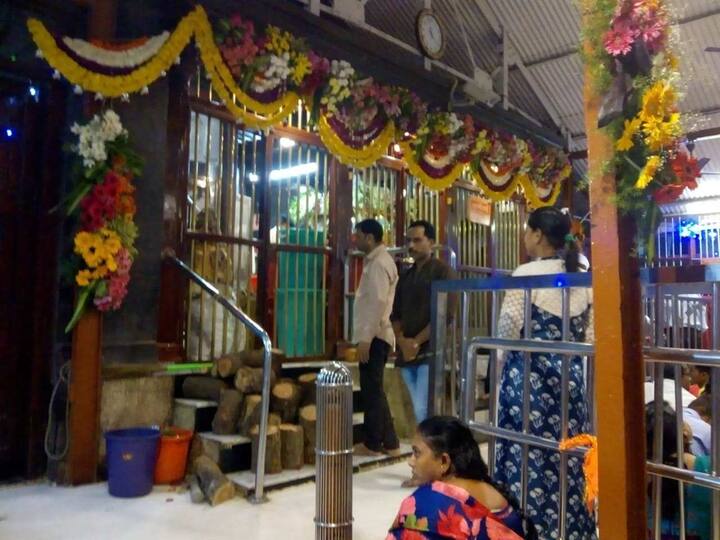 साईबाबांच्या मंदिरात ‘शिर्डी माझे पंढरपूर’ ही आरती नित्यनेमाने म्हटली जाते. त्याचीच प्रचिती आज साईदर्शनासाठी आलेल्या भाविकांच्या गर्दीने दिसून येते. विठ्ठल-रुक्मिणीचा फोटो साईसमाधी मंदिरात ठेऊन आज साईबाबांची माध्यान्ह आरती करण्यात आली. 