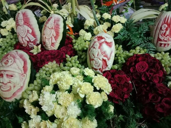 समाधी मंदिरातील फुलांच्या सजावटीने साई भक्तांचे लक्ष वेधलं. तर हैद्राबाद येथील साई भक्ताने साई समाधी मंदिरासमोरील पटांगणात टरबुजावर साईंच्या जीवनावरील विविध प्रतिकृती साकारल्याचं दिसून आलंय.