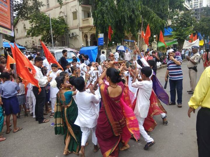 आषाढी एकादशी राज्यभरात मोठ्या उत्साहात साजरी केली जात आहे. मुंबईतील गिरगावात सर्वात जुन्या आर्यन एज्युकेशन सोसायटी हायस्कूलच्या विद्यार्थ्यांनीही दिंडी काढून आषाढी साजरी केली.