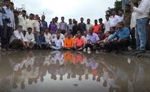 कल्याण-मुरबाड राज्य महामार्गावर ग्रामस्थांकडून खड्ड्यात बसून आंदोलन