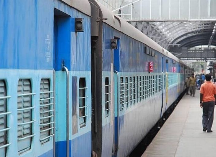 Railway Department manufactures first smart coach Latest Updates रेल्वे आता ‘स्मार्ट’ होणार, कोचमध्ये ‘सेन्सर’ बसवणार