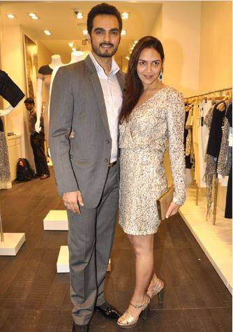 धर्मेंद्र-हेमा मालिनी यांची कन्या, अभिनेत्री इशा देवल बॉयफ्रेण्ड भरत तख्तानीसोबत 2012 मध्ये विवाहबंधनात अडकली. भरतचा हिऱ्यांचा व्यापार आहे.